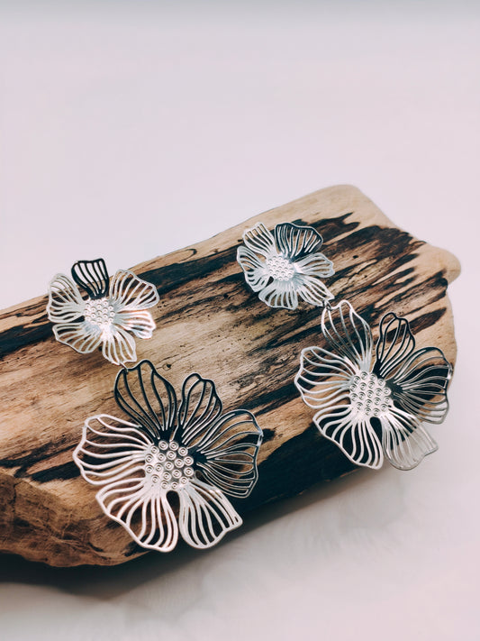 Boucles d'Oreilles Fleur Nervurée Argentées