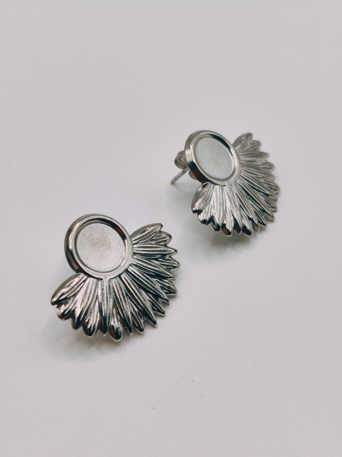 Boucles d'Oreilles Demi Fleur Argentées
