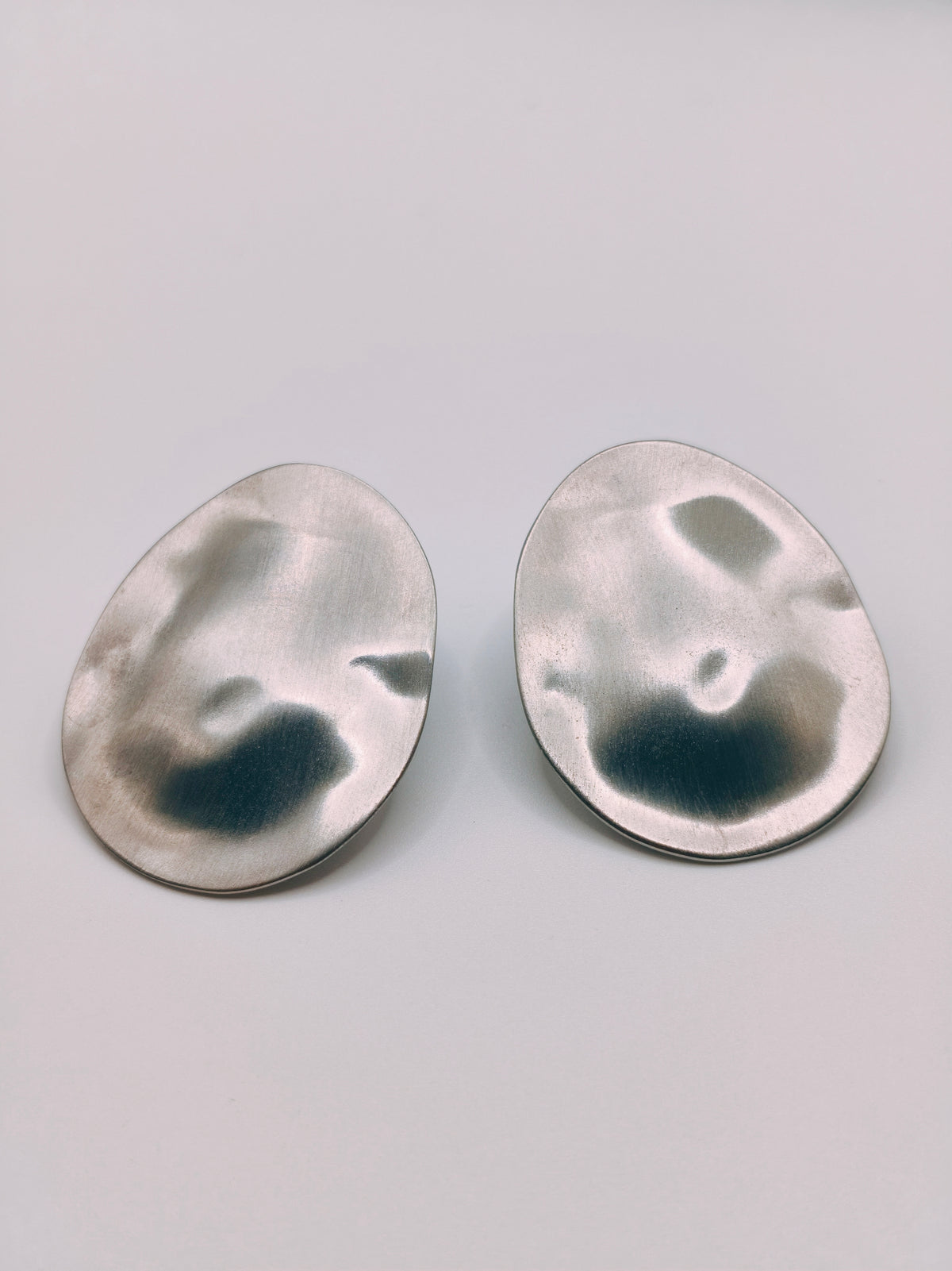 Boucles d'Oreilles Ovales Martelées Argentées
