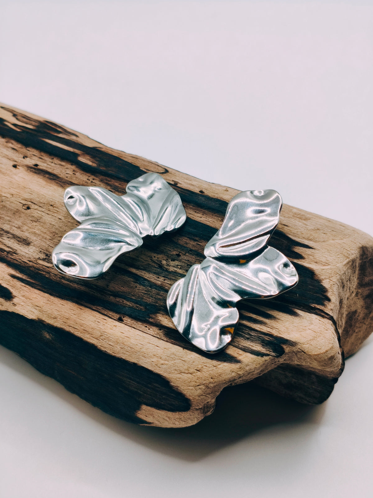 Boucles d'Oreilles Grande Demi Fleur Argentées