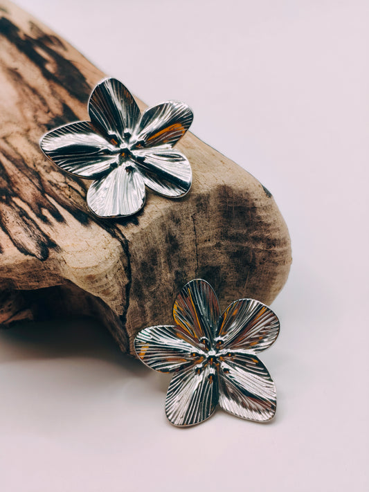 Boucles d'Oreilles Fleur Argentées
