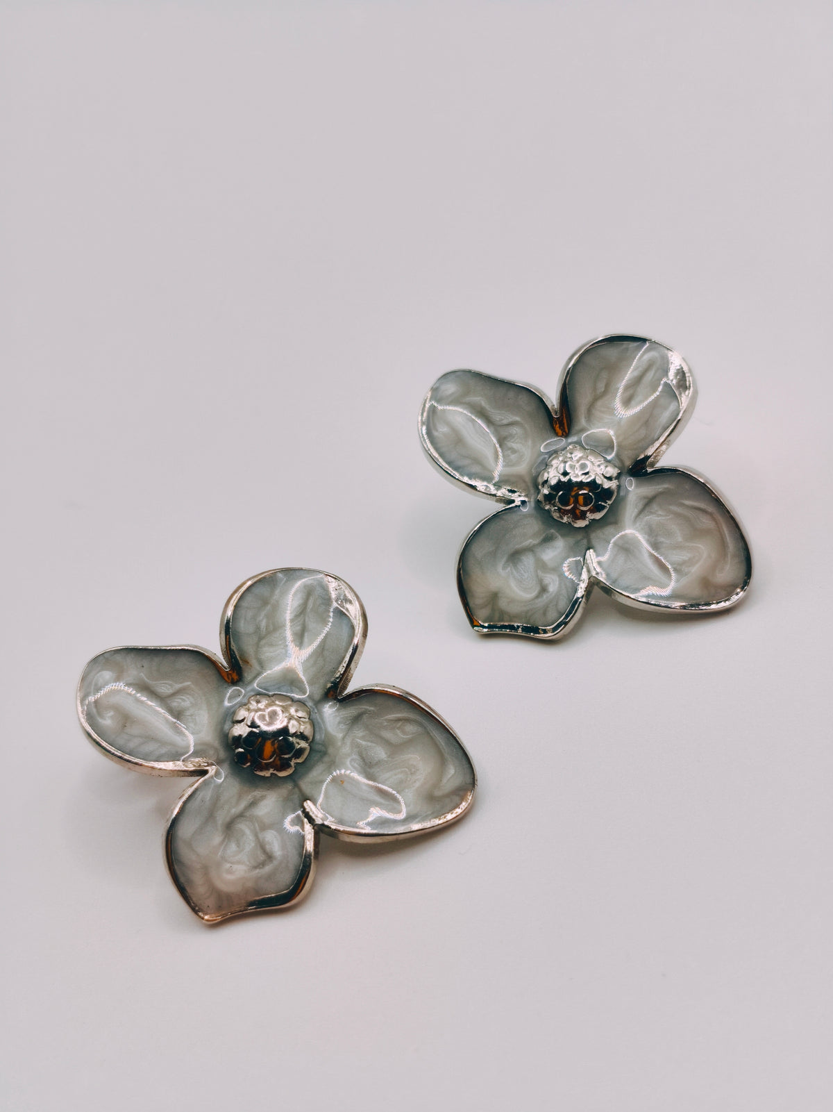 Boucles d'Oreilles Fleur Blanche Argentées
