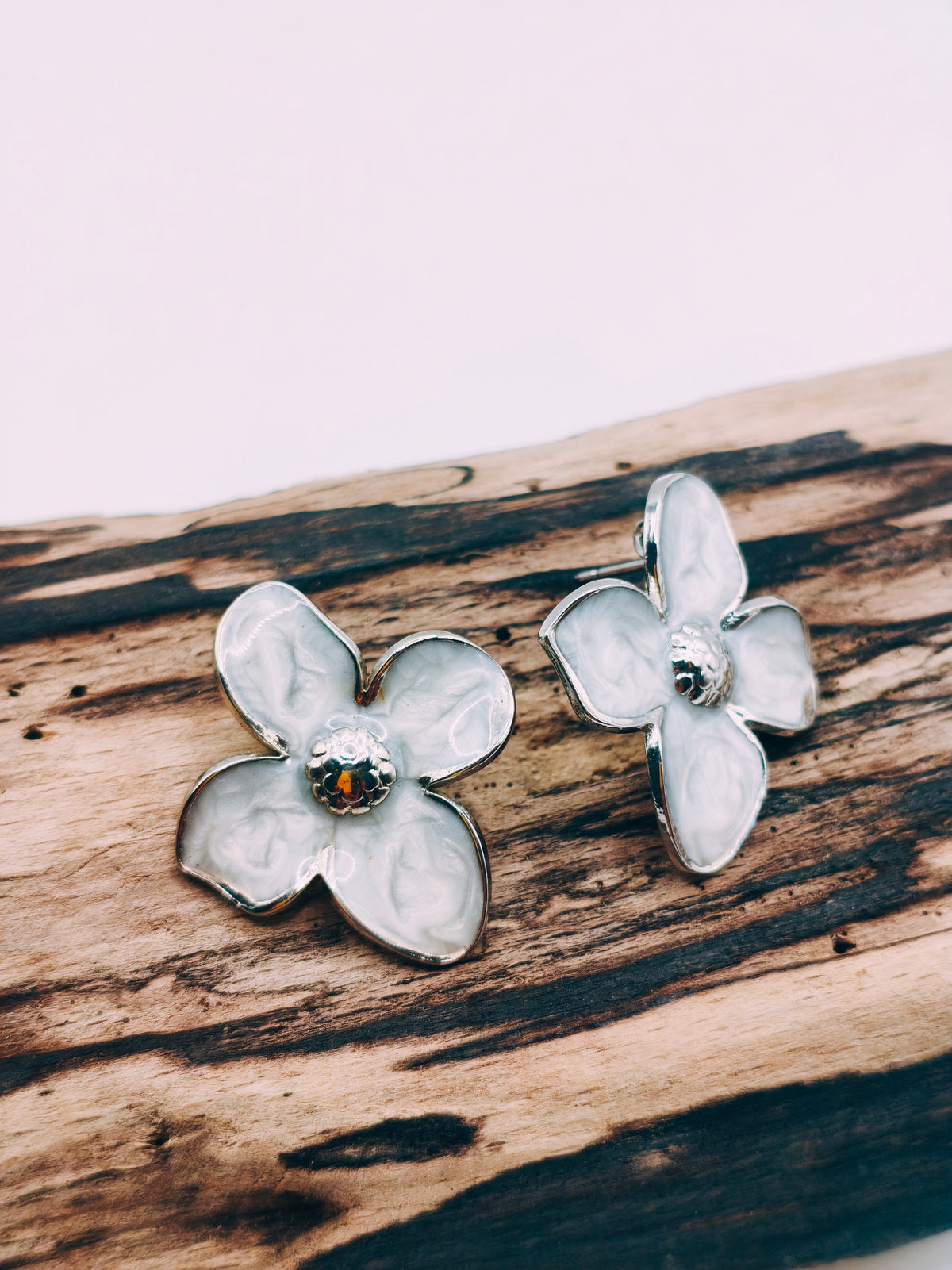 Boucles d'Oreilles Fleur Blanche Argentées
