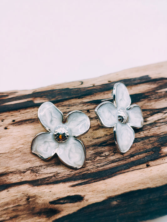 Boucles d'Oreilles Fleur Blanche Argentées