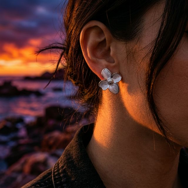 Boucles d'Oreilles Fleur Blanche Argentées
